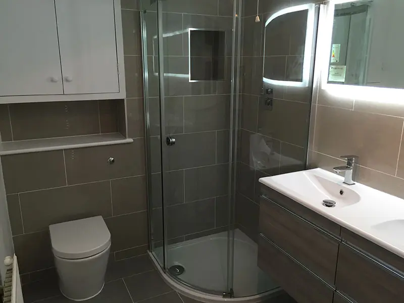 Shower installation: Modern family bathroom