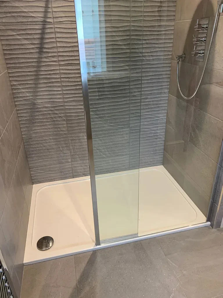 Stone-look tiling in shower